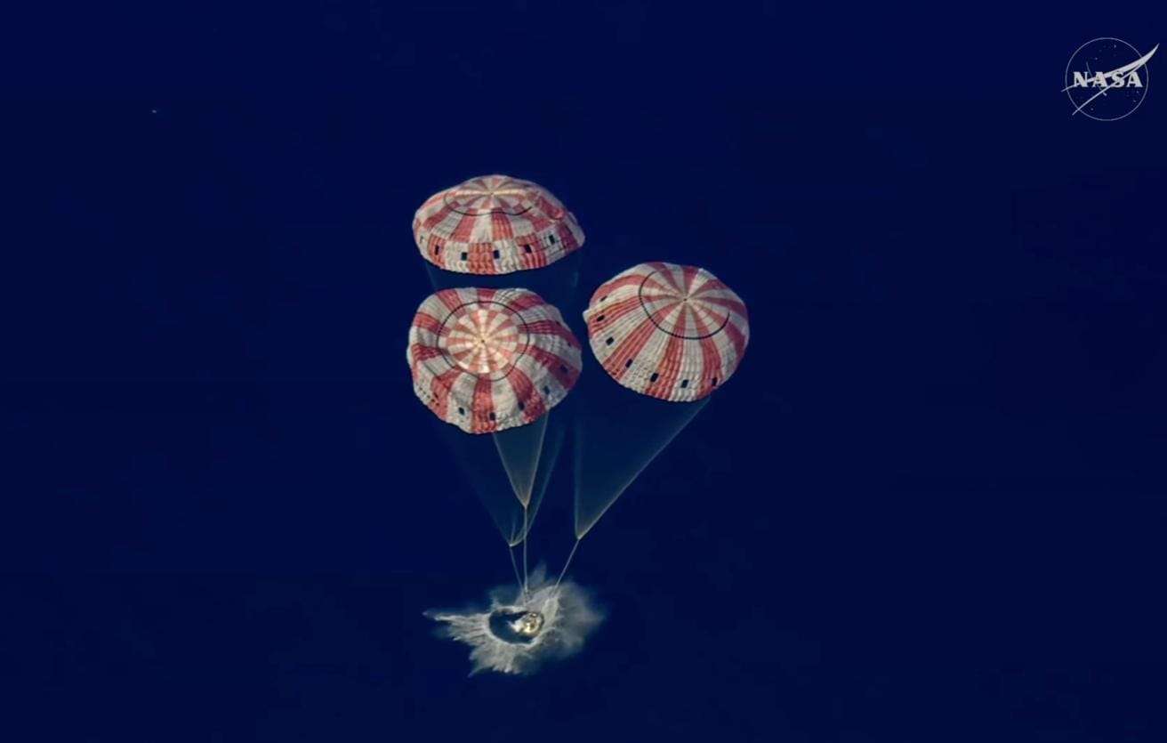 Экипаж миссии «Артемиды II» на спускаемой капсуле корабля «Орион» вернулся на Землю