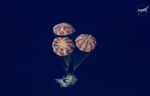 Экипаж миссии «Артемиды II» на спускаемой капсуле корабля «Орион» вернулся на Землю